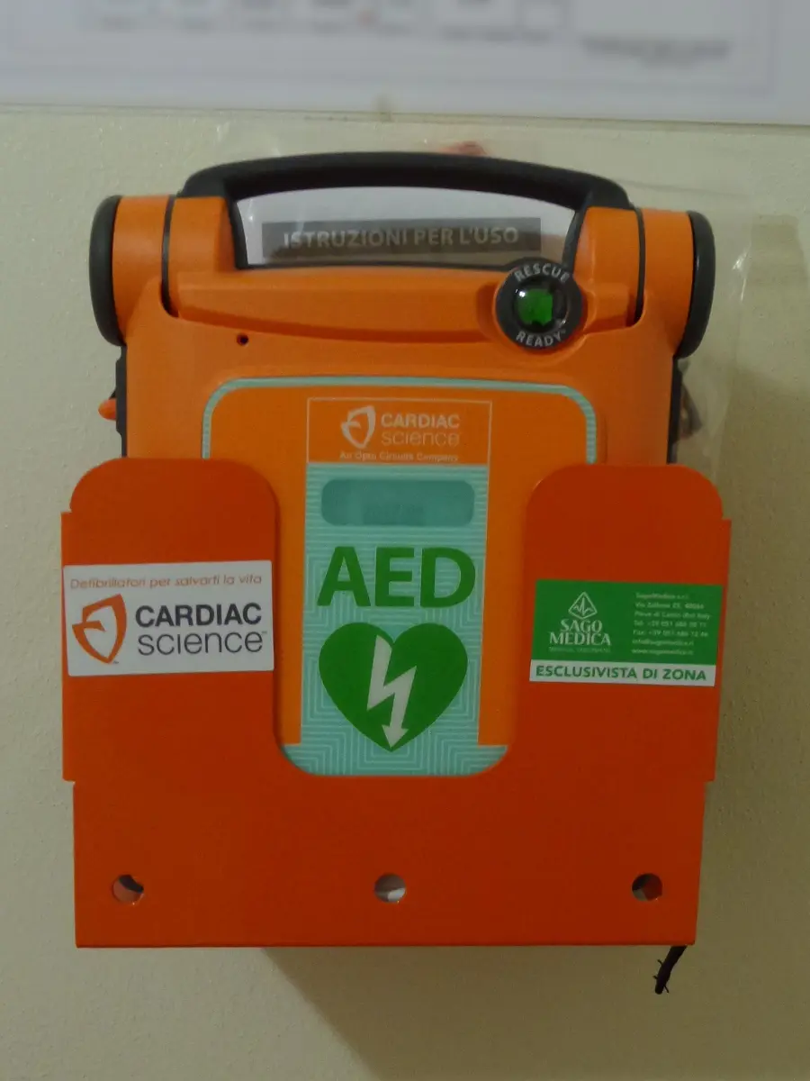 Lazio, consegnati 100 defibrillatori alla Protezione Civile: più sicurezza e interventi rapidi