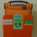 Lazio, consegnati 100 defibrillatori alla Protezione Civile: più sicurezza e interventi rapidi