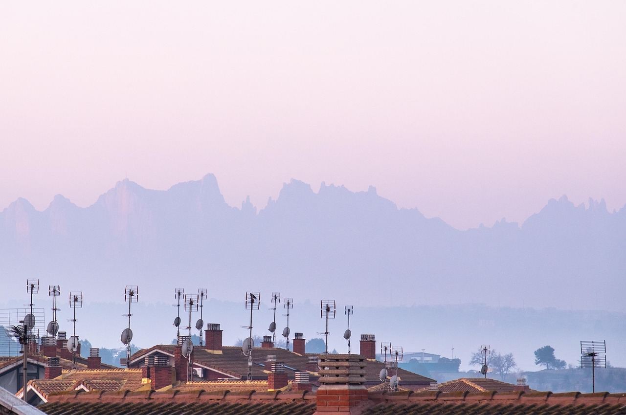 Latina approva il nuovo Regolamento antenne: “Tutela della salute e controllo del territorio”